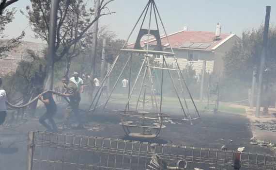 שריפה בבית אל; תושבים פונו מהבתים. 3 נפגעו