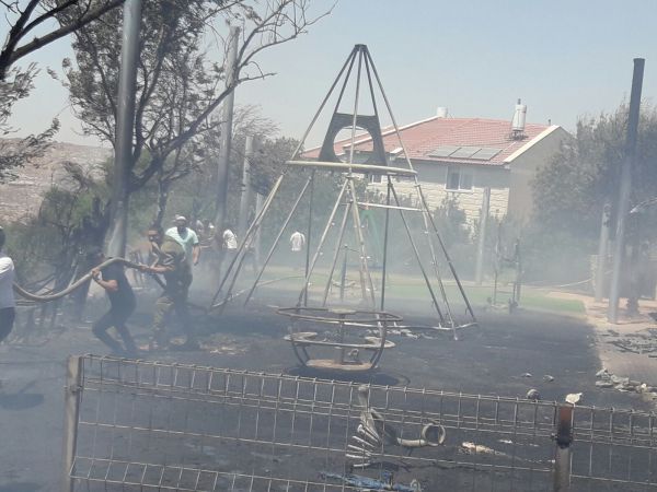 שריפה בבית אל; תושבים פונו מהבתים. 3 נפגעו