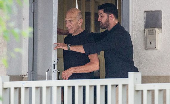 צפו: אהוד אולמרט שוחרר מבית הסוהר והגיע לביתו