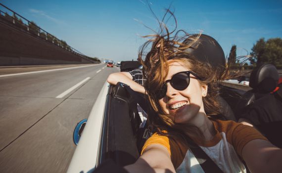 מזעזע: צעירה מתה בעת שצילמה שידור חי מהנסיעה