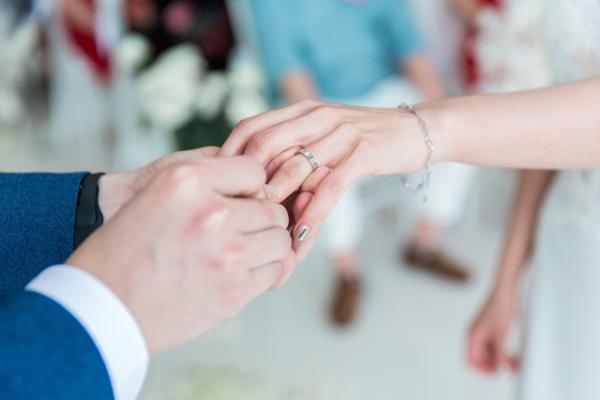 יכולים לעזור? הומו דתי מחפש בת זוג לנישואין