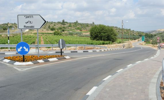 הכביש לעיר רוואבי נסלל על קרקע פרטית