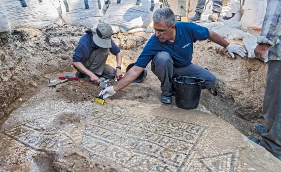 כתובת פסיפס בת כ-1500 נחשפה ליד שער שכם