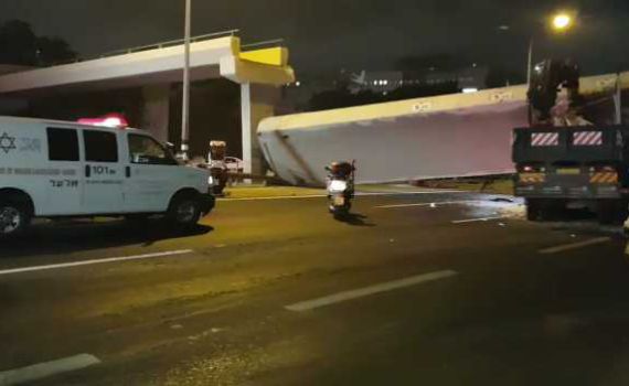 גשר קרס על משאית בכביש 4: הנהג נמחץ למוות