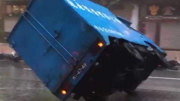 טייפון קטלני בהונג קונג. צפו במכוניות עפות