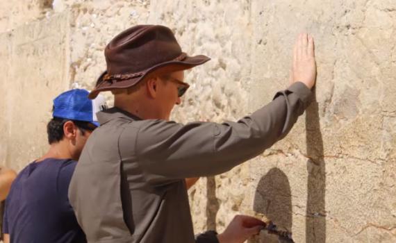 מרגש: אושיית הטלוויזיה האמריקאית מבקר בכותל