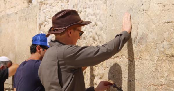 מרגש: אושיית הטלוויזיה האמריקאית מבקר בכותל