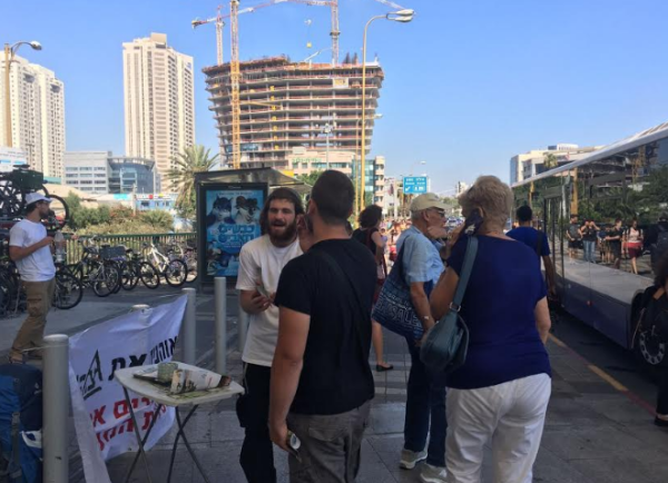 בעקבות הסקר: 'אחים לנשק' פשטו על הצמתים