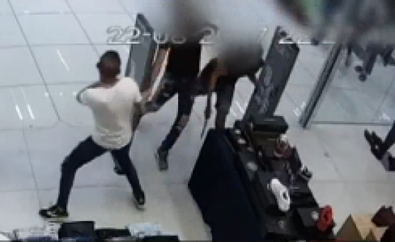 תיעוד קשה: נערים תקפו מוכר ועיוורו אותו בעין אחת