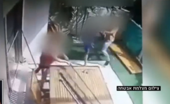 תיעוד קשה • בגלל שיפוץ: אלימות קשה בין שכנים. צפו