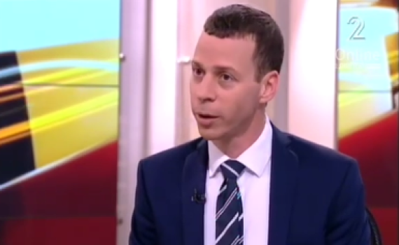 צפו: עמית סגל נותן בראש באולפן חדשות 2