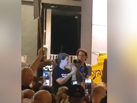 צפו: דפני ליף נאמה בהפגנה והותירה את השמאל בהלם