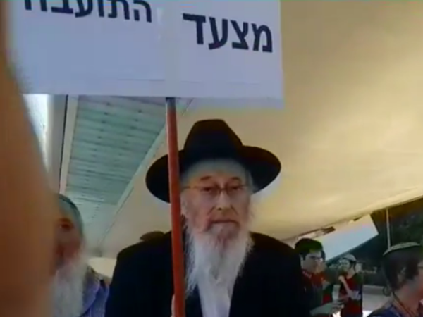 צפו: הרב טאו בראש ההפגנה: "מצעד התועבה"