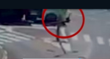 תיעוד קשה: ניסתה לחצות כביש ונדרסה על ידי משאית