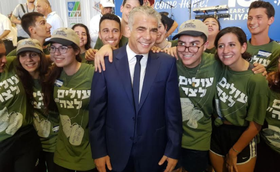 לפיד הגיע לנתב"ג וריגש את העולים החדשים