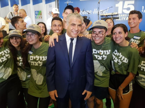 לפיד הגיע לנתב"ג וריגש את העולים החדשים