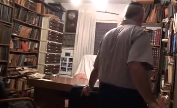 צפו: 'נותר כפי שהיה': הצצה נדירה לביתו של הרב גורן