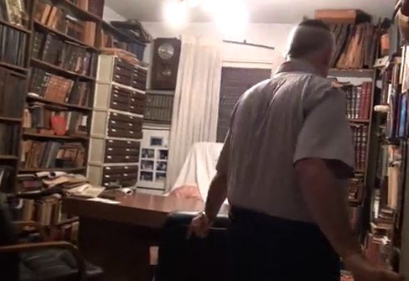 צפו: 'נותר כפי שהיה': הצצה נדירה לביתו של הרב גורן