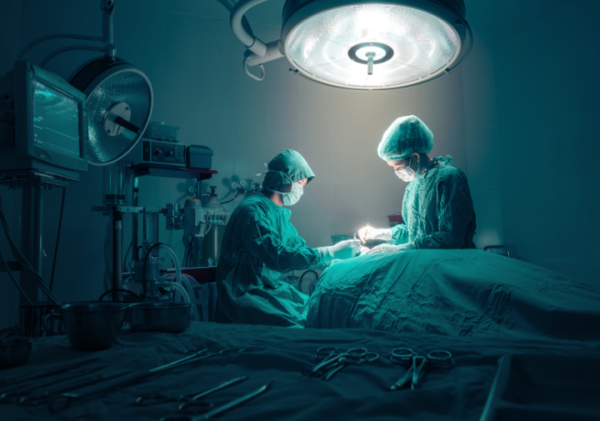 'מעשה צורם': זעם על מנתח בגלל תמונה שהעלה לרשת