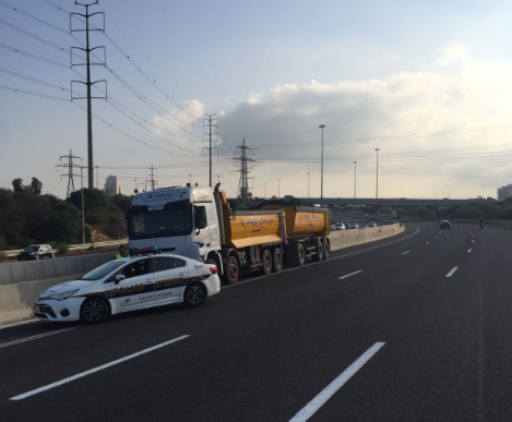 אימה בכביש 4: פול טריילר דהר נגד כיוון התנועה