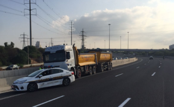 אימה בכביש 4: פול טריילר דהר נגד כיוון התנועה