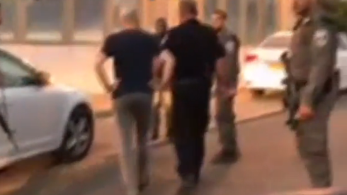 צפו: רגע המעצר של אלדד יניב והבאתו לחקירה