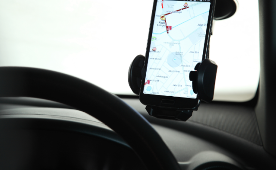 'איני הנהג': מותר לשקר ל'ווייז'? הרב אליהו מכריע