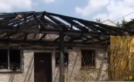 'איימו עליי': העירה לשכנים והתעוררה לבית בוער