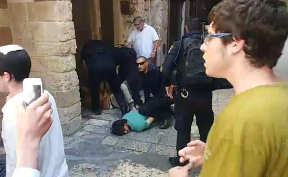 תיעוד קשה: שוטר מחשמל עצור בטייזר ביציאה מהר הבית