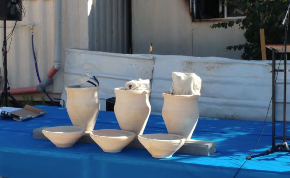 צפו: הלווית ספרי התורה בבית הכנסת שנשרף