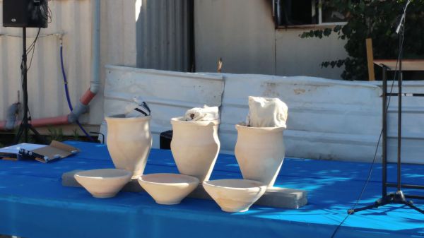 צפו: הלווית ספרי התורה בבית הכנסת שנשרף