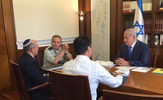 לפני היציאה לרוסיה: נתניהו בהתייעצות ביטחונית סרוגה
