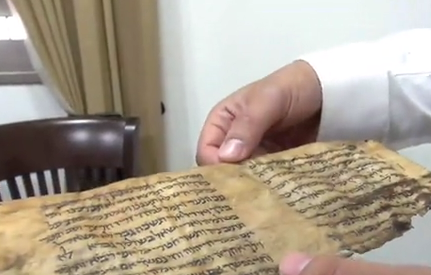 מרתק: כך הובאו כתבי יד עתיקים מתימן. צפו