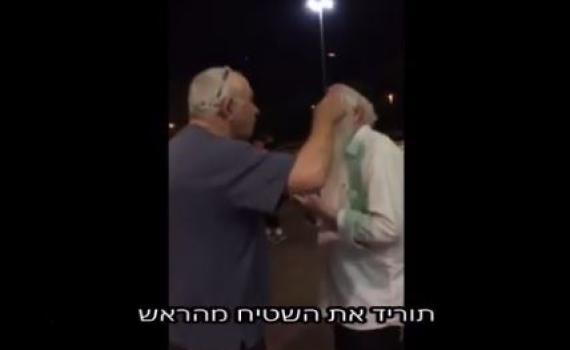 המפגין לחרדי בפתח תקווה: "תוריד את השטיח מהראש"