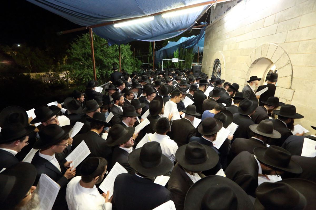 ט"ו באב של אהבה וישועה: המוני רווקים ורווקות במעמד התפילה המסוגל שע"י "רינה של תורה" בחצות ליל בעמוקה