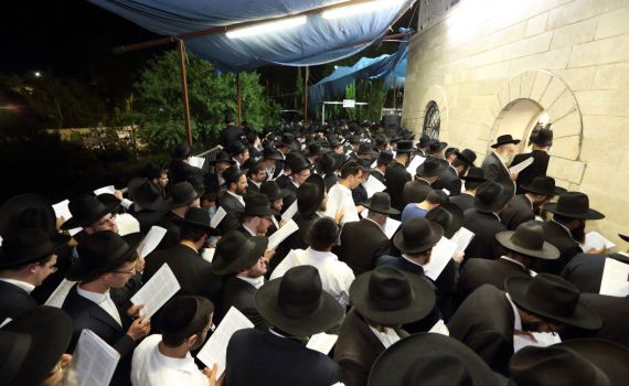 ט"ו באב של אהבה וישועה: המוני רווקים ורווקות במעמד התפילה המסוגל שע"י "רינה של תורה" בחצות ליל בעמוקה