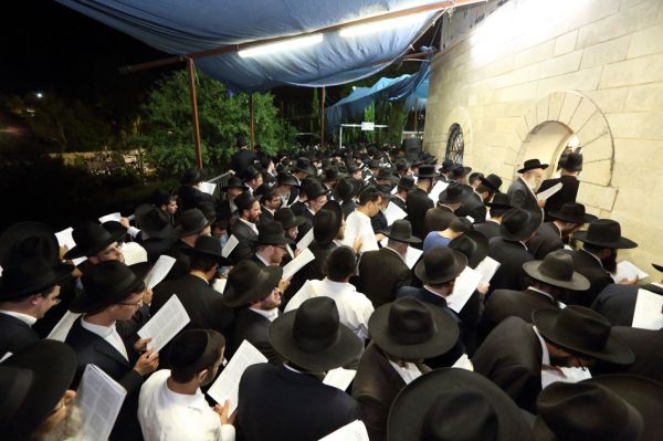 ט"ו באב של אהבה וישועה: המוני רווקים ורווקות במעמד התפילה המסוגל שע"י "רינה של תורה" בחצות ליל בעמוקה