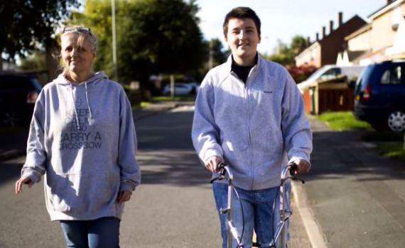 צפו בנס הרפואי: בחורה מתעוררת מתרדמת אחרי 19 ימים