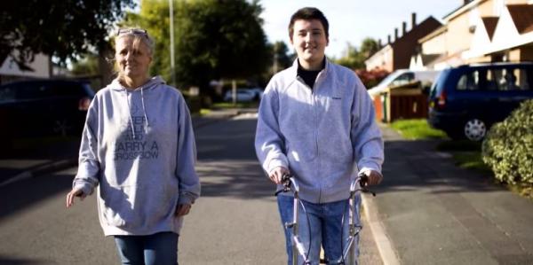 צפו בנס הרפואי: בחורה מתעוררת מתרדמת אחרי 19 ימים