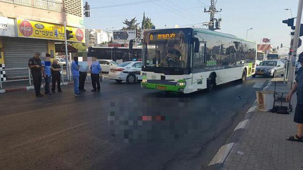 הולך רגל נדרס למוות על ידי אוטובוס בפתח תקווה