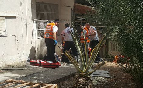 אל חצר השכנים: בת שנה וחצי נפלה מחלון ביתה