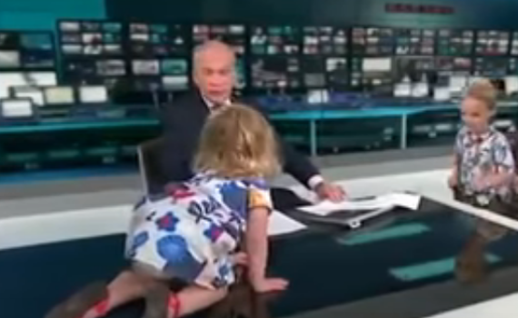 צפו: הילדה הפריעה, המראיין לא יכל להבליג