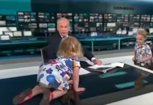 צפו: הילדה הפריעה, המראיין לא יכל להבליג