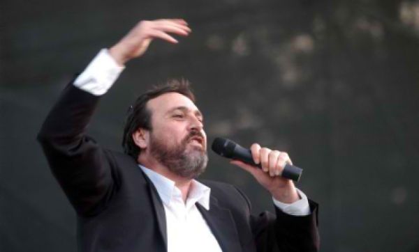 חוזר להילחם מקרוב? הזמר בני אלבז חזר לישראל