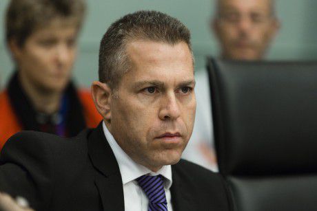 אחרי הבקורת: הדוברת תוקפת את גלעד ארדן