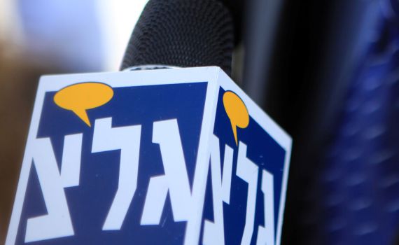 האזינו: הקריינית מתפקעת מצחוק באמצע המהדורה