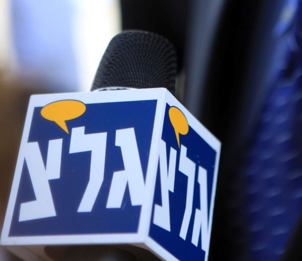 האזינו: הקריינית מתפקעת מצחוק באמצע המהדורה