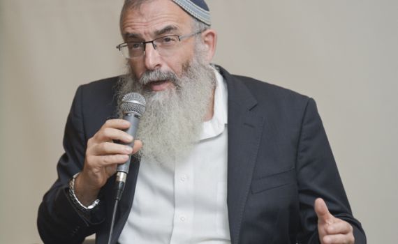 דרעי אינו יודע מימינו ומשמאלו לא בתורה ולא בהלכה