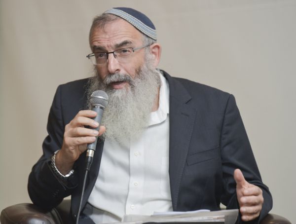 דרעי אינו יודע מימינו ומשמאלו לא בתורה ולא בהלכה