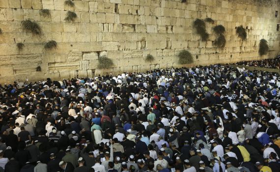 פסק: עד היום התפללתם בכותל לכיוון הלא נכון